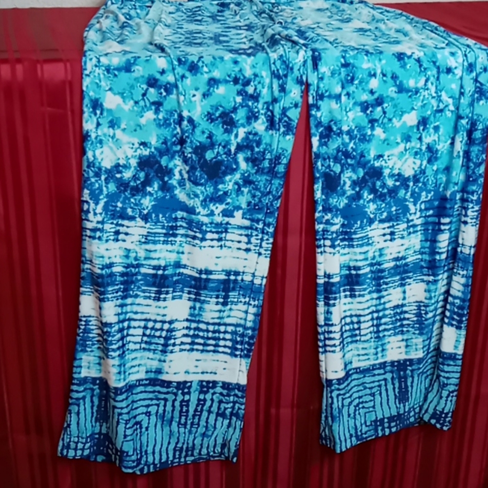 A Sandiva woman pants
